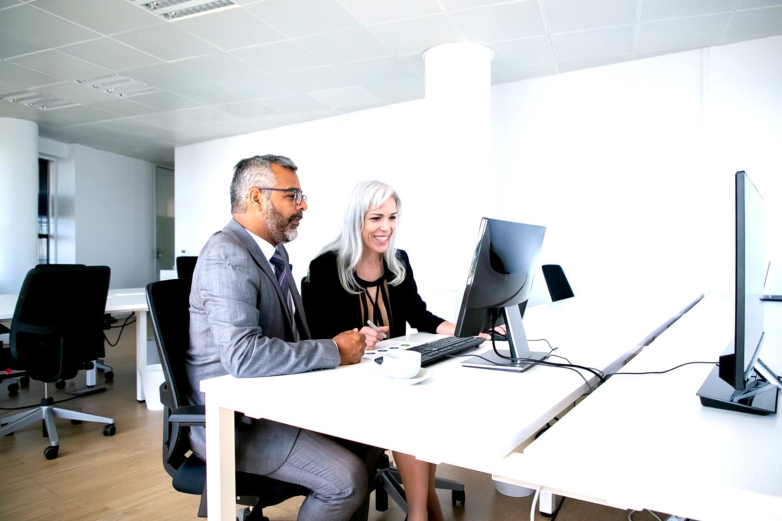 Espace de travail organisé pour l'apprentissage financier à distance